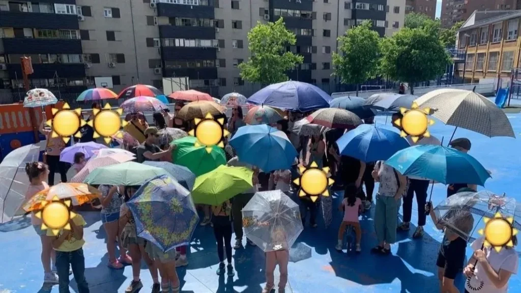 Primeras protestas de la plataforma Aprender Sin Calor publicadas por Madridiario.