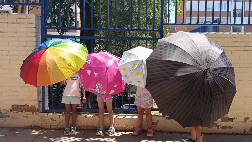 Imagen de El Periodico de Espana sobre familias que exigen medidas urgentes contra el calor en las aulas.