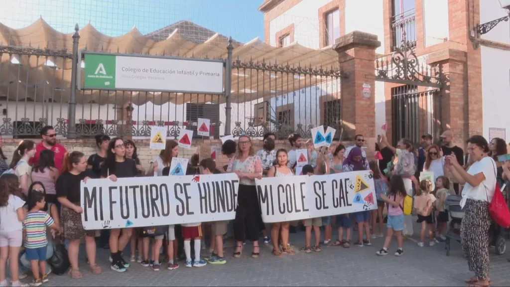Imagen de La Sexta sobre familias y profesores contra el calor en las aulas.