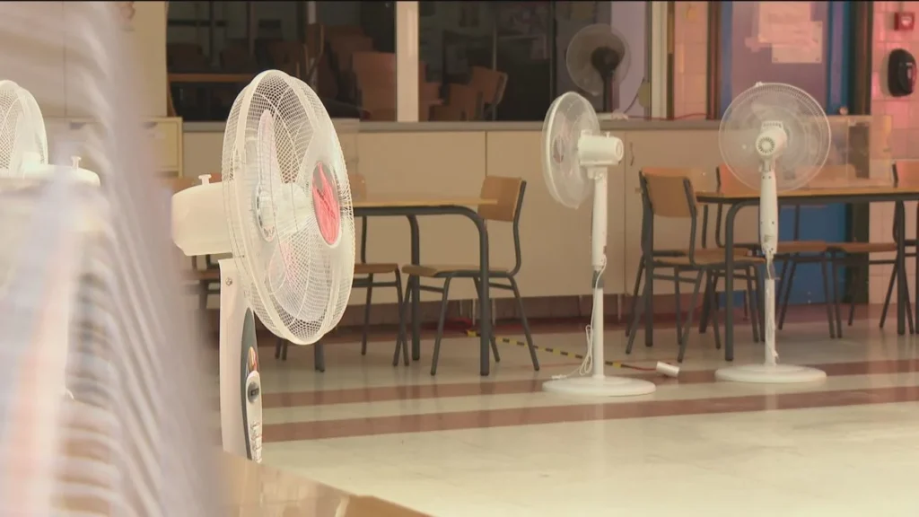 Imagen de Telemadrid sobre familias reunidas por el calor en las aulas.