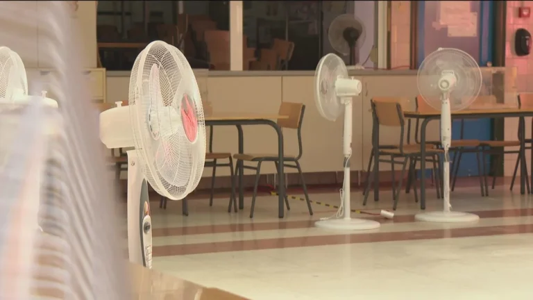 Familias de Madrid llevan el calor en las aulas al Defensor del Pueblo