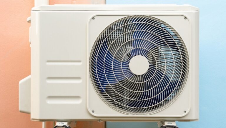 CCOO reclama para las aulas la protección frente al calor que tienen los despachos de Educación